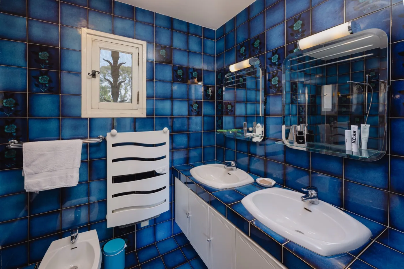 Badezimmer mit auffälligen blauen provenzalischen Fliesen