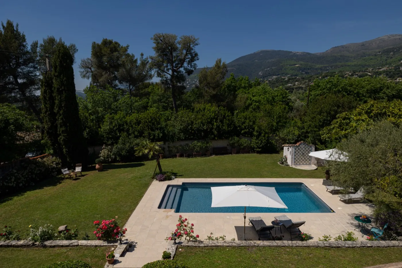 Pool und Rasen mit Blick auf die umliegenden Berge