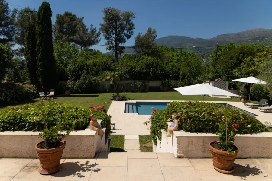 Blumen am Pool der Villa