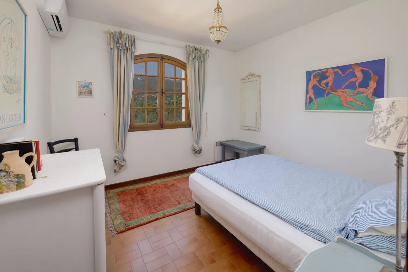 Helles Schlafzimmer mit Blick auf die Berge
