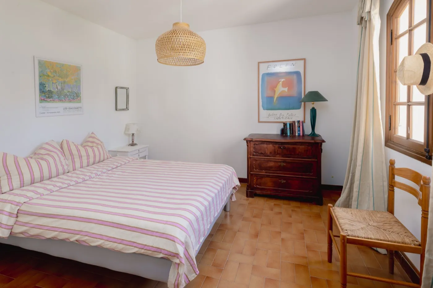 Drittes Schlafzimmer mit gestreifter Bettwäsche
