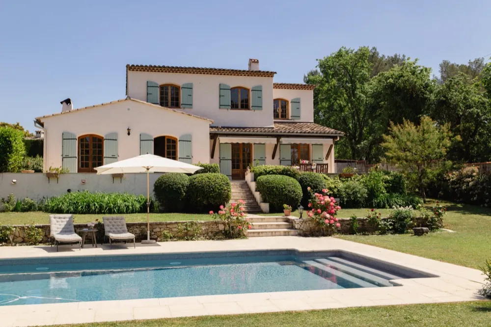 Außenansicht der Villa Le Bastidon mit Pool und Garten